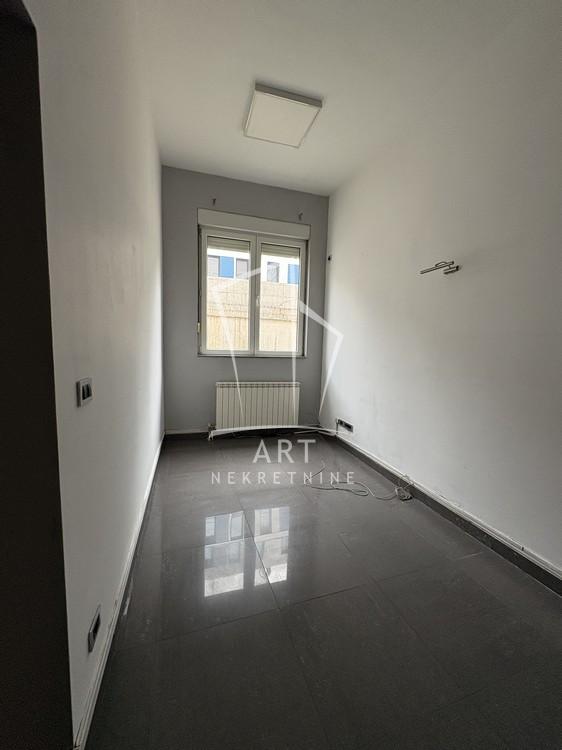 Slika 7 - Južni Bulevar,  Lokal na prodaju, 77m2, 2.600€