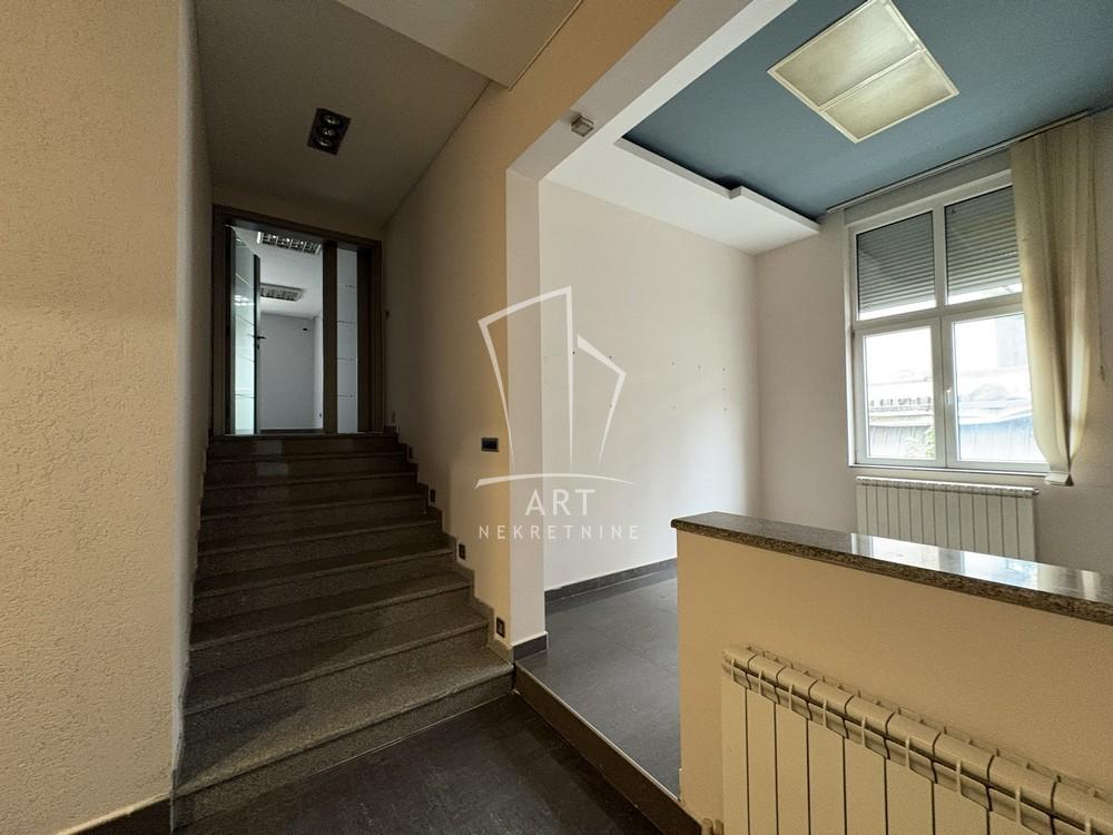 Slika 11 - Južni Bulevar,  Lokal na prodaju, 77m2, 2.600€