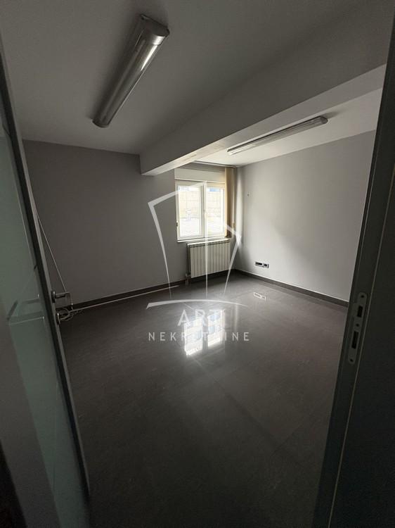 Slika 3 - Južni Bulevar,  Lokal na prodaju, 77m2, 2.600€