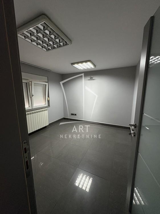 Slika 4 - Južni Bulevar,  Lokal na prodaju, 77m2, 2.600€