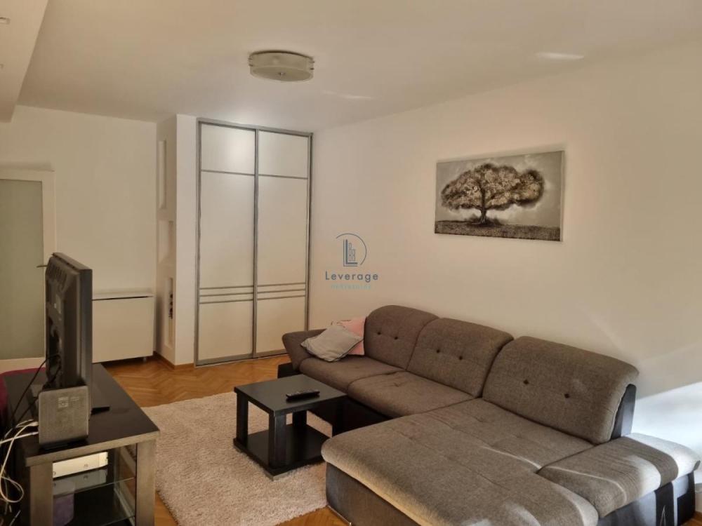 Slika 1 - Novopazarska, Trosoban stan za izdavanje, 80m2, 900€