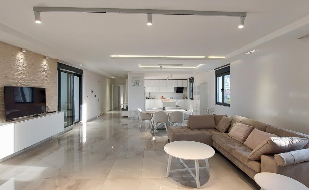 Slika 1 - Marsala Tita, Šestosoban stan za izdavanje, 277m2, 3.000€