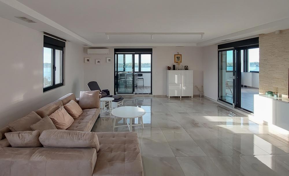 Glavna slika -Marsala Tita, Šestosoban stan za izdavanje, 277m2, 3.000€