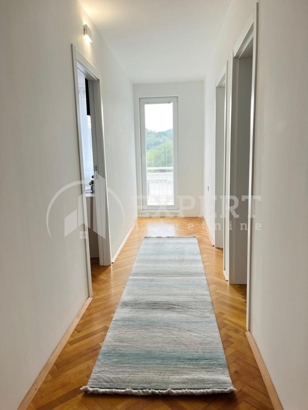 Slika 2 - Bulevar svetog cara,  Kuća na prodaju, 550m2, 390.000€