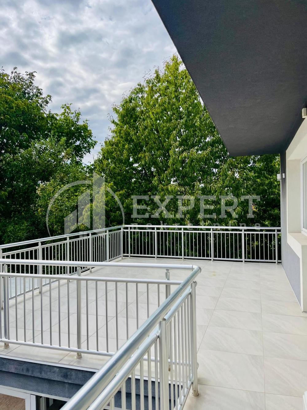 Slika 1 - Bulevar svetog cara,  Kuća na prodaju, 550m2, 390.000€