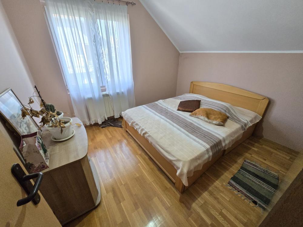 Slika 11 - Ugrinovački put 14. deo,  Kuća za izdavanje, 200m2, 1.500€