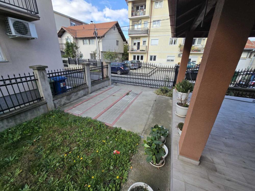 Slika 1 - Ugrinovački put 14. deo,  Kuća za izdavanje, 200m2, 1.500€