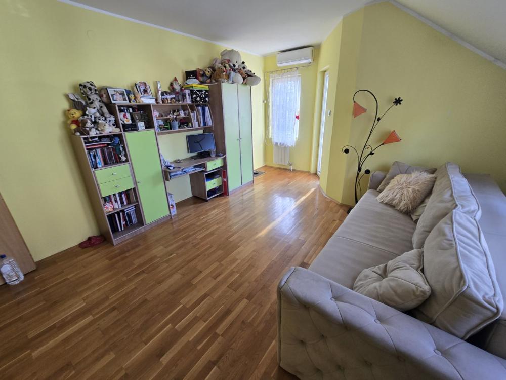 Slika 8 - Ugrinovački put 14. deo,  Kuća za izdavanje, 200m2, 1.500€