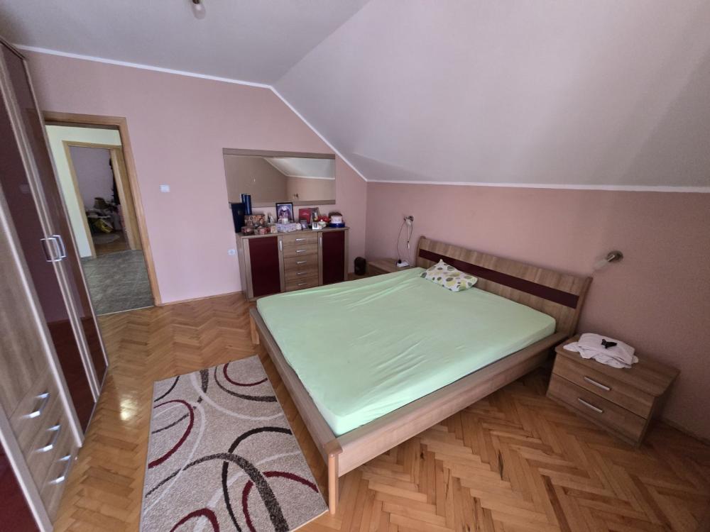 Slika 9 - Ugrinovački put 14. deo,  Kuća za izdavanje, 200m2, 1.500€