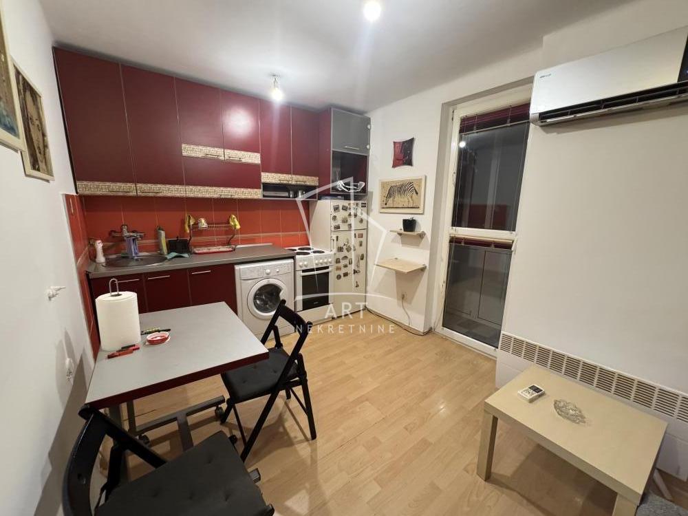 Slika 1 - Kosovska, Dvoiposoban stan za izdavanje, 22m2, 300€