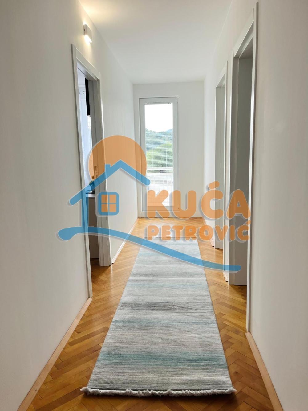 Slika 2 - Bulevar svetog cara,  Kuća na prodaju, 550m2, 390.000€