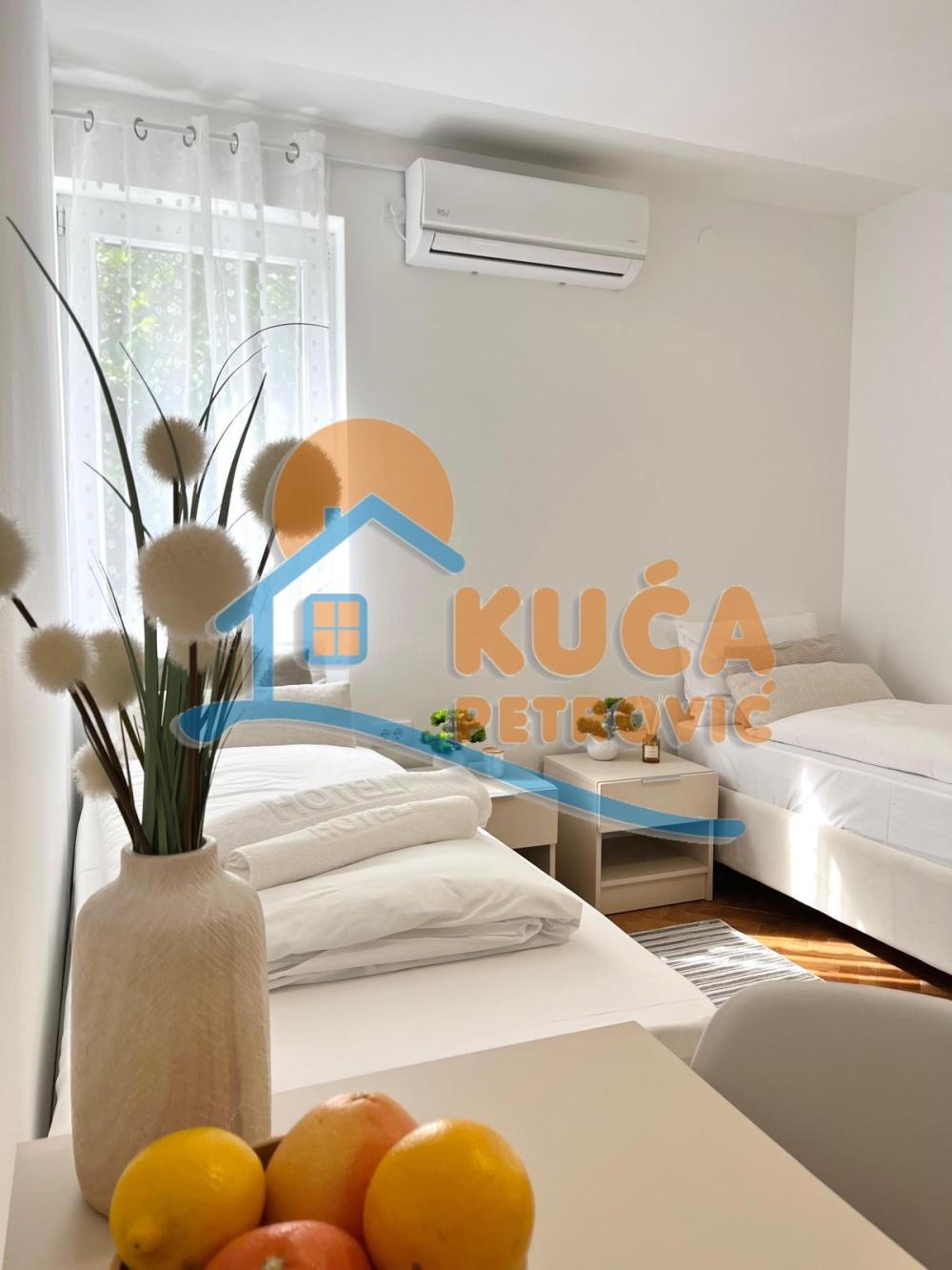 Slika 3 - Bulevar svetog cara,  Kuća na prodaju, 550m2, 390.000€