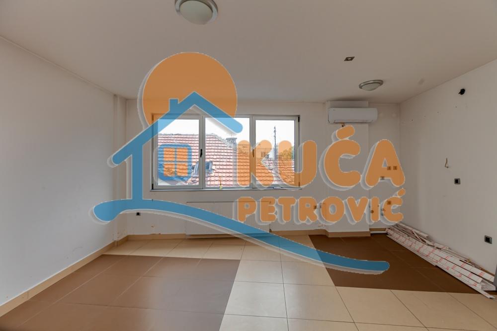 Slika 1 - Cara Dušana,  Lokal za izdavanje, 45m2, 700€