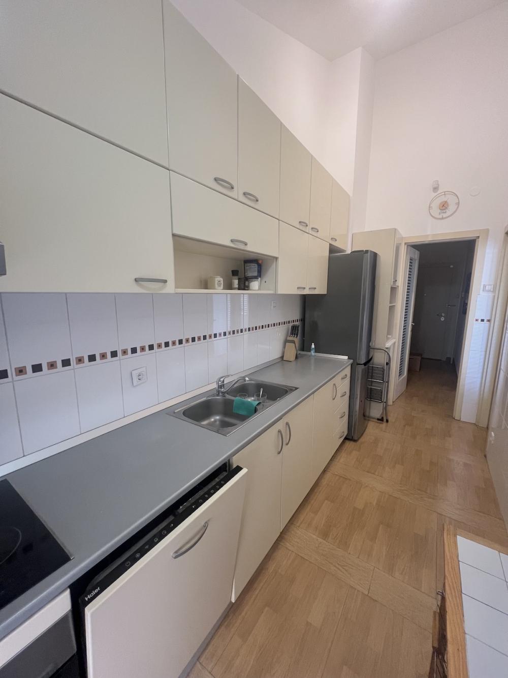 Slika 5 - Pozarevacka, Troiposoban stan za izdavanje, 120m2, 1.400€