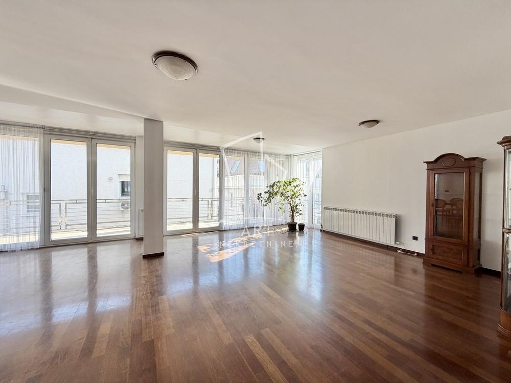 Slika 1 - Đorđa Radojlovića, Četvorosoban stan za izdavanje, 210m2, 1.500€