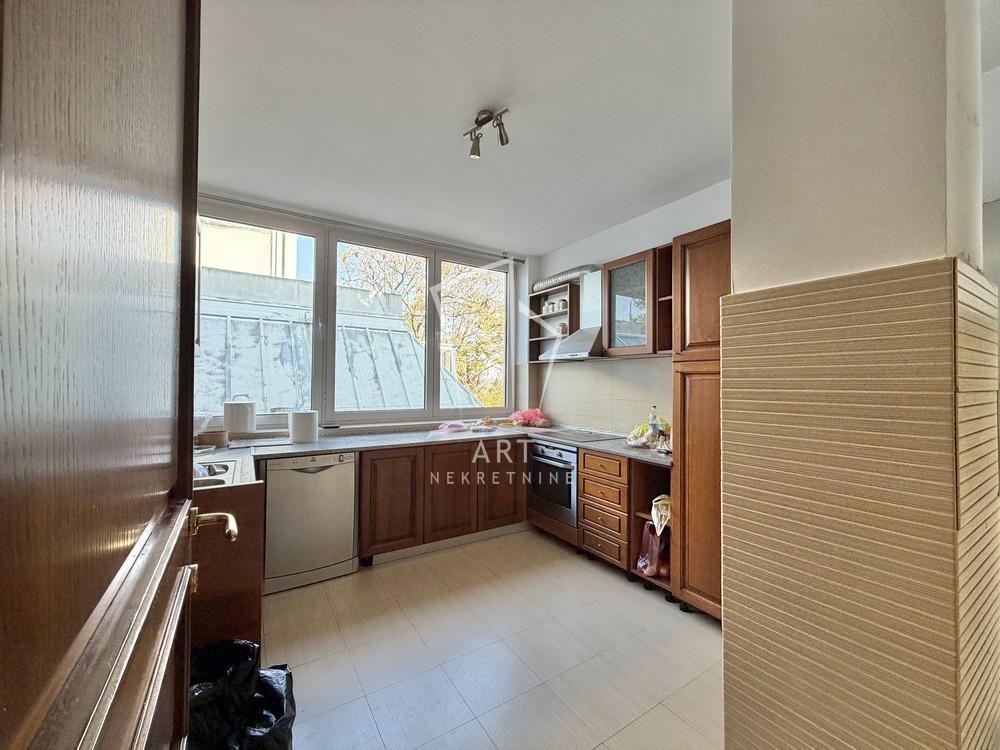 Slika 2 - Đorđa Radojlovića, Četvorosoban stan za izdavanje, 210m2, 1.500€