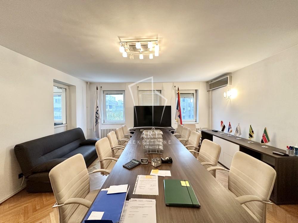 Slika 1 - Bulevar Mihajla Pupina,  Lokal za izdavanje, 117m2, 1.650€