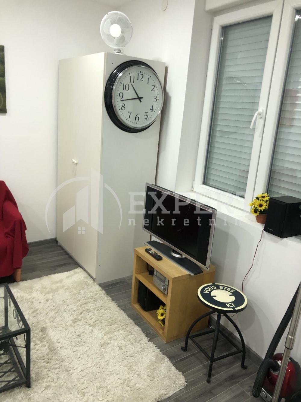 Slika 1 - Obrenovićeva, Jednosoban stan za izdavanje, 26m2, 320€