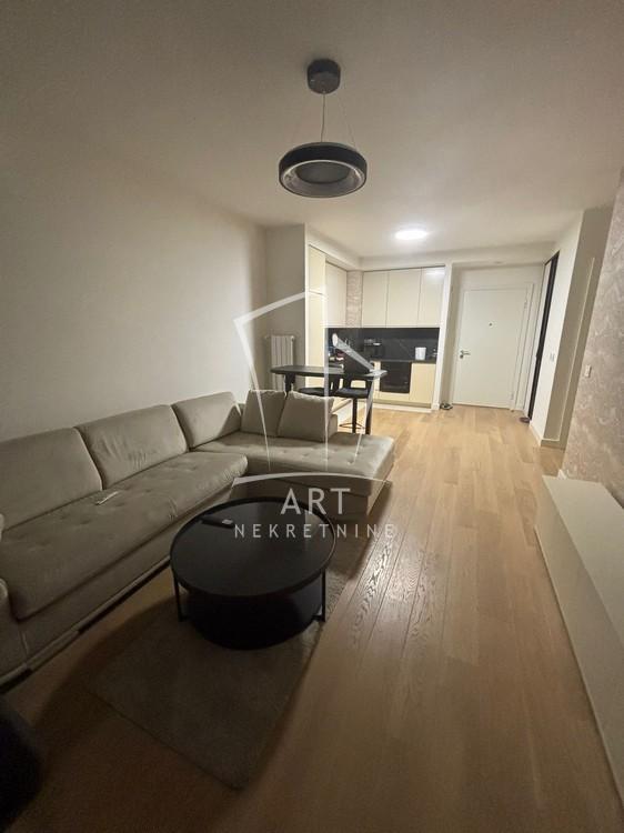 Slika 1 - Luke Ćelovića Trebinjca, Trosoban stan za izdavanje, 73m2, 1.300€