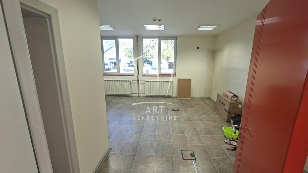 Slika 3 - Ugrinovačka,  Lokal za izdavanje, 408m2, 3.500€