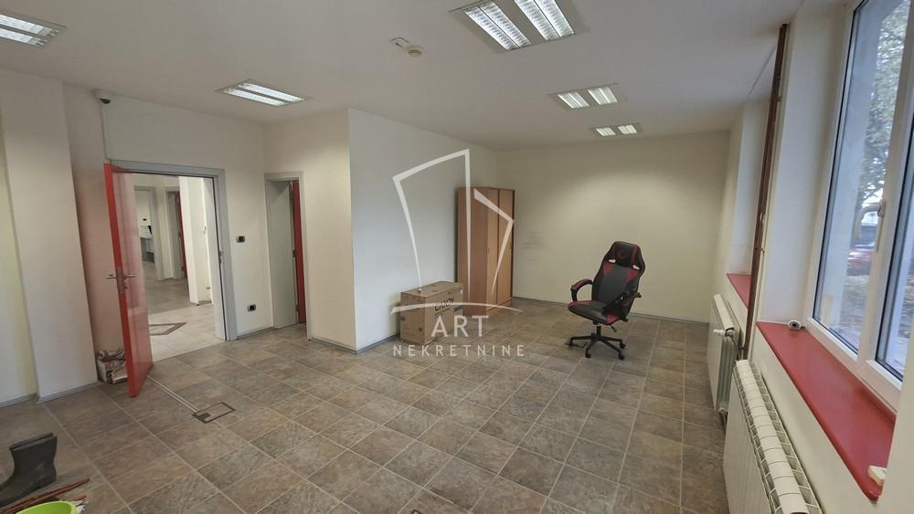 Slika 1 - Ugrinovačka,  Lokal za izdavanje, 408m2, 3.500€