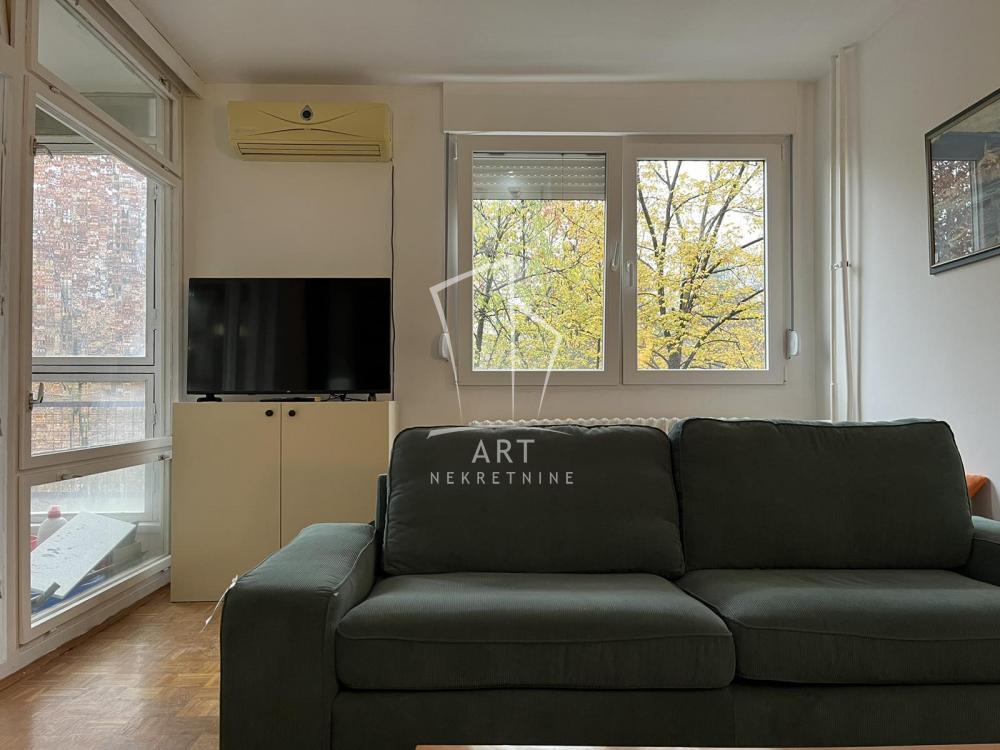 Slika 2 - Bulevar oslobođenja, Trosoban stan za izdavanje, 77m2, 750€