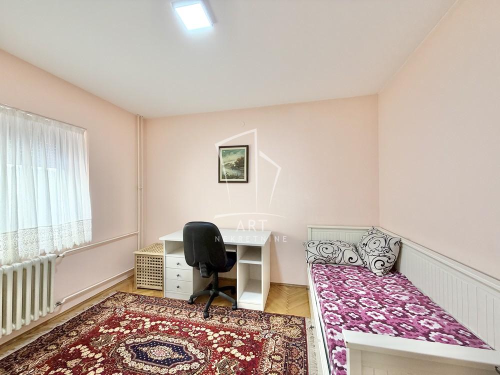 Slika 5 - Rastislava Marića, Petosoban stan za izdavanje, 200m2, 950€
