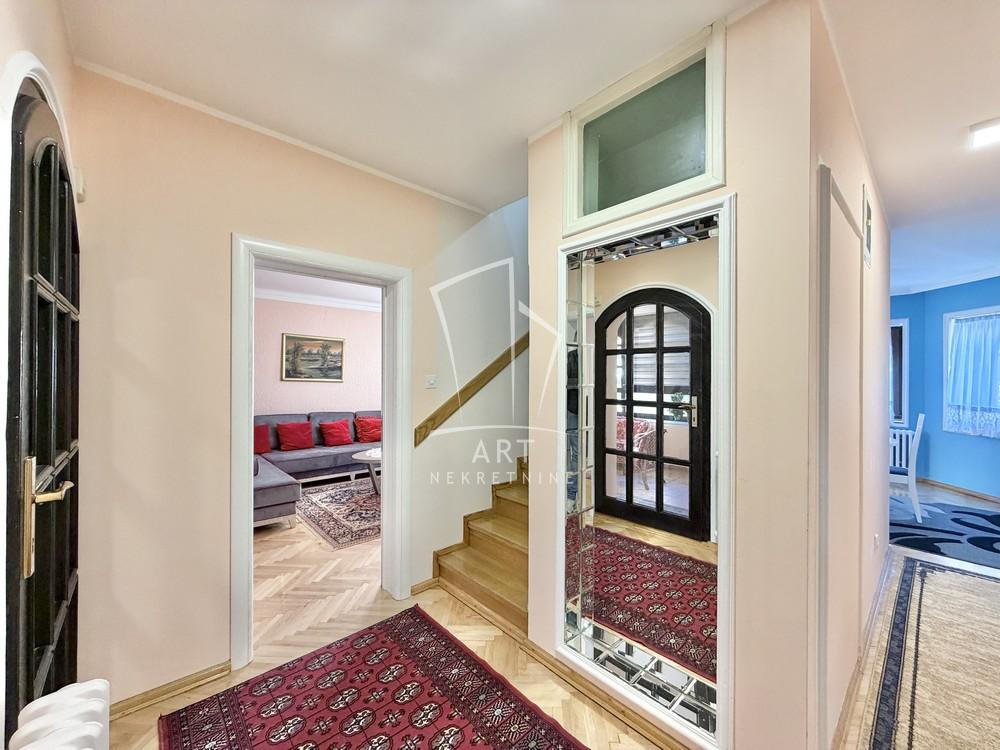 Slika 7 - Rastislava Marića, Petosoban stan za izdavanje, 200m2, 950€