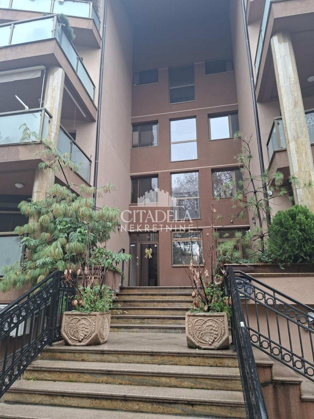 Slika 1 - Bulevar oslobođenja, Petosoban stan na prodaju, 134m2, 385.000€