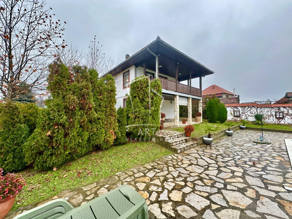 Slika 1 - Lazarevačka,  Kuća na prodaju, 181m2, 299.900€