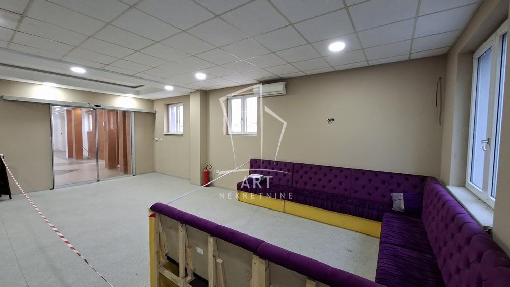 Slika 11 - Surčinska,  Lokal za izdavanje, 400m2, 4.000€