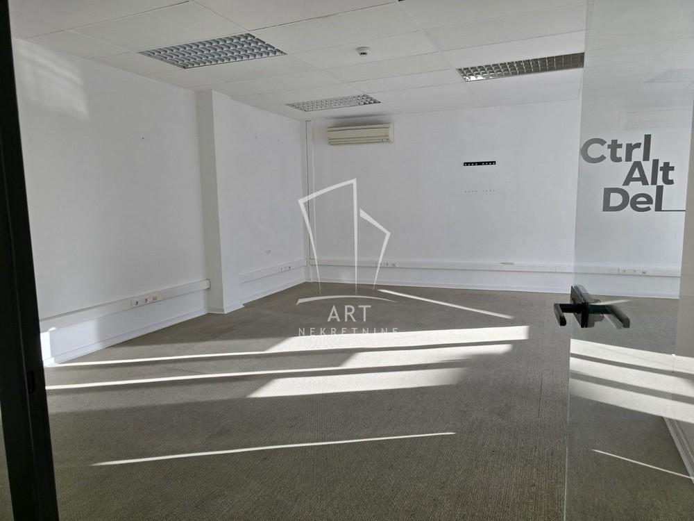 Slika 1 - Trg Nikole Pašića,  Lokal za izdavanje, 192m2, 2.700€