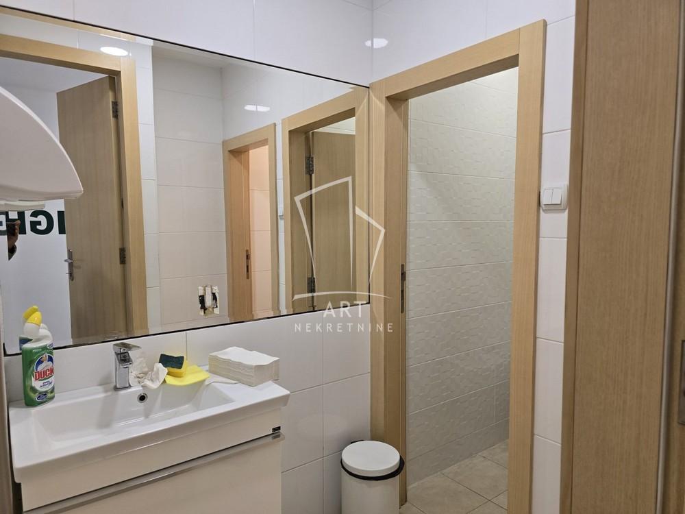 Slika 9 - Trg Nikole Pašića,  Lokal za izdavanje, 192m2, 2.700€