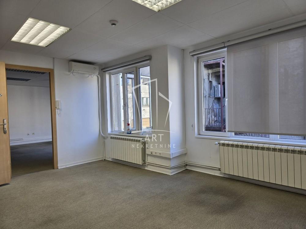 Slika 2 - Trg Nikole Pašića,  Lokal za izdavanje, 300m2, 4.300€