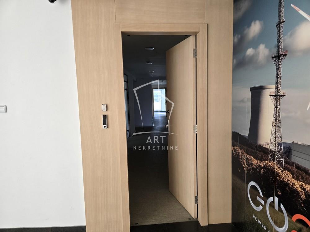 Slika 8 - Trg Nikole Pašića,  Lokal za izdavanje, 300m2, 4.300€