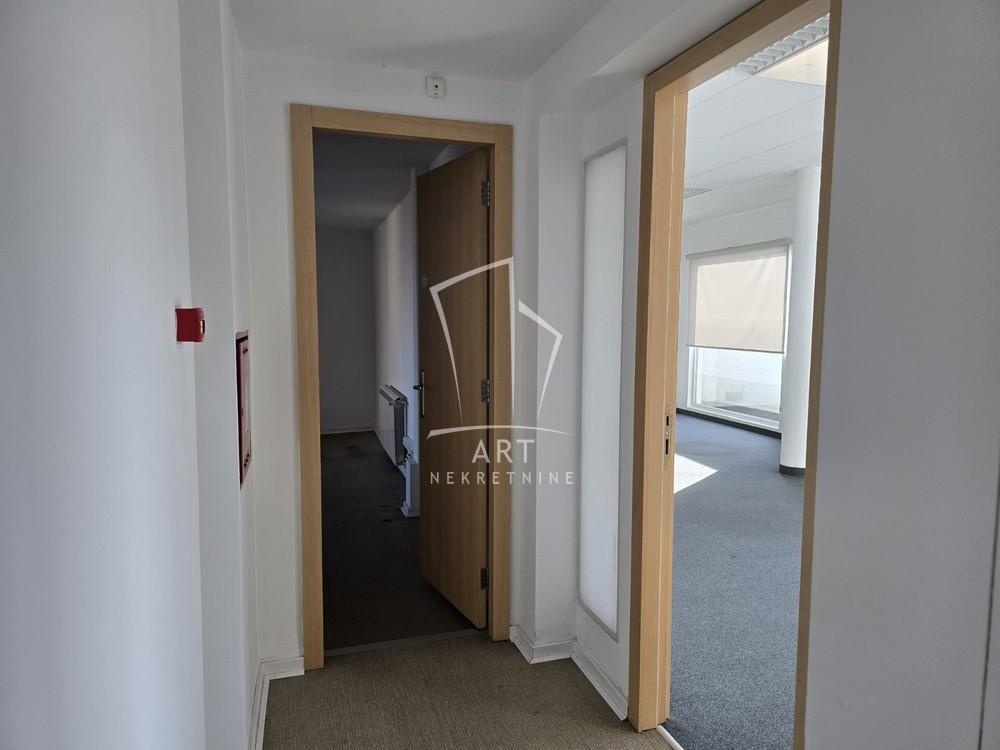 Slika 9 - Trg Nikole Pašića,  Lokal za izdavanje, 300m2, 4.300€