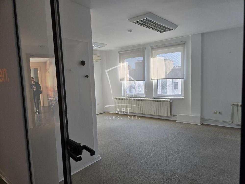 Slika 4 - Trg Nikole Pašića,  Lokal za izdavanje, 300m2, 4.300€