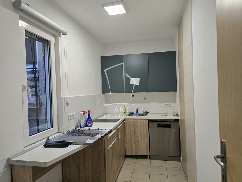 Slika 7 - Trg Nikole Pašića,  Lokal za izdavanje, 300m2, 4.300€