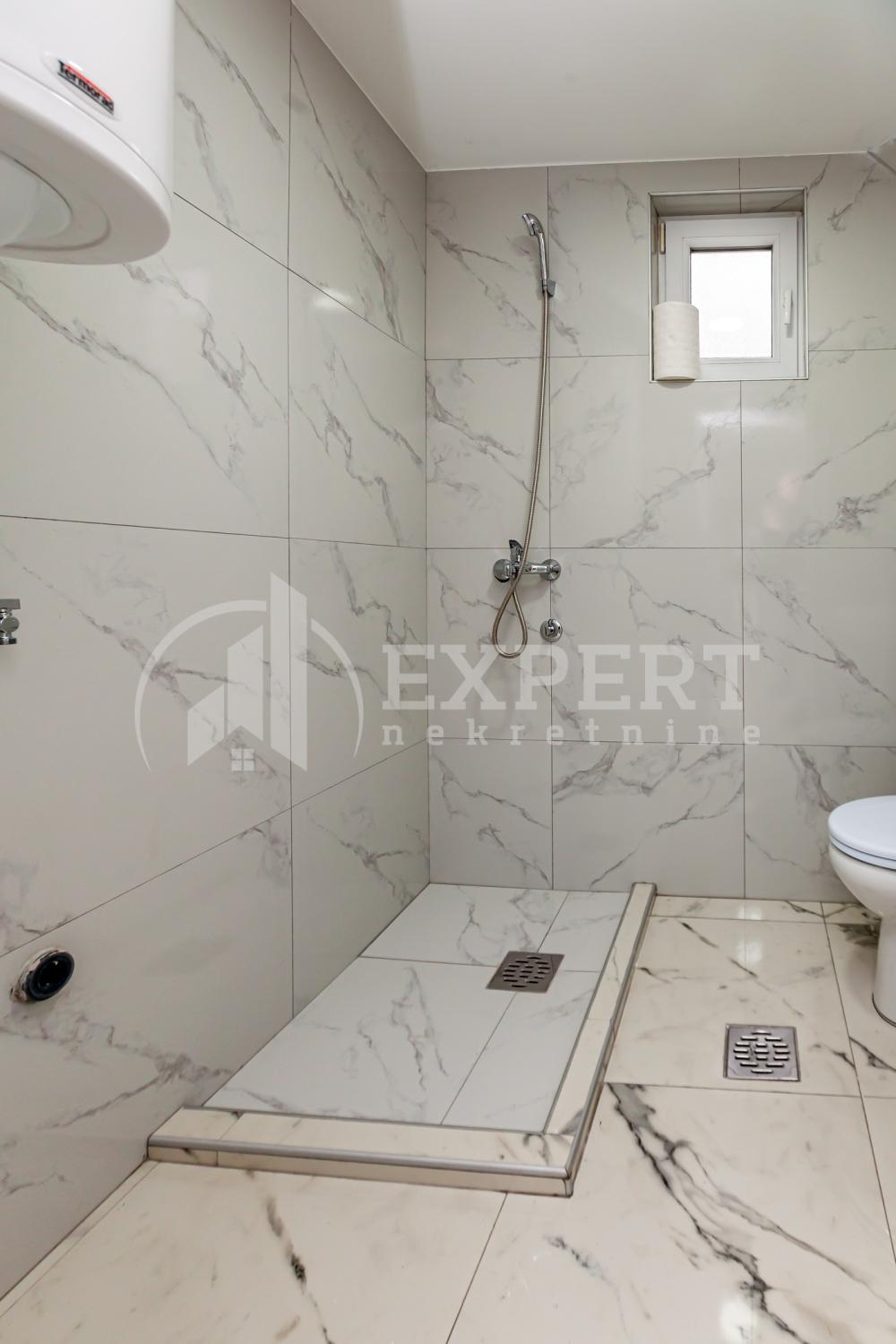 Slika 9 - 7. jula,  Kuća na prodaju, 204m2, 145.000€