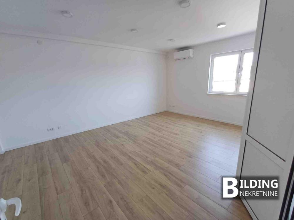 Slika 2 - Batajnički drum,  Lokal za izdavanje, 270m2, 2.000€