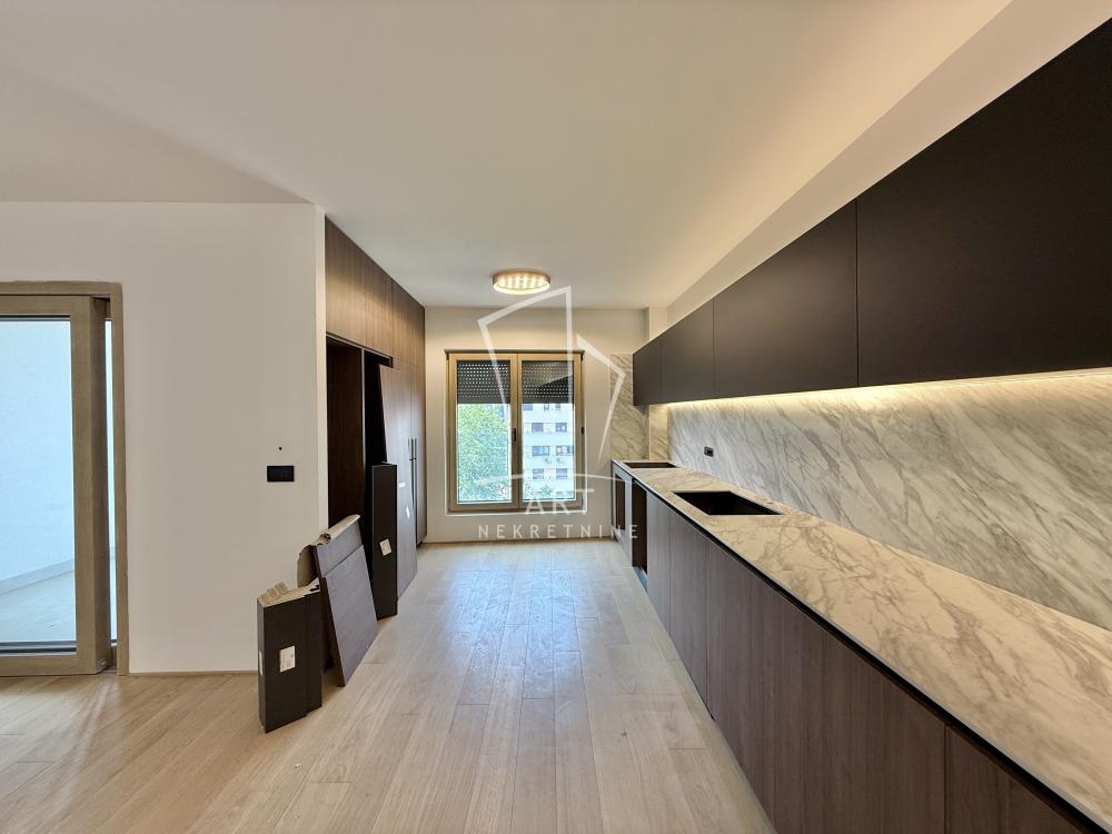 Slika 4 - Sazonova, Petosoban stan za izdavanje, 152m2, 2.200€