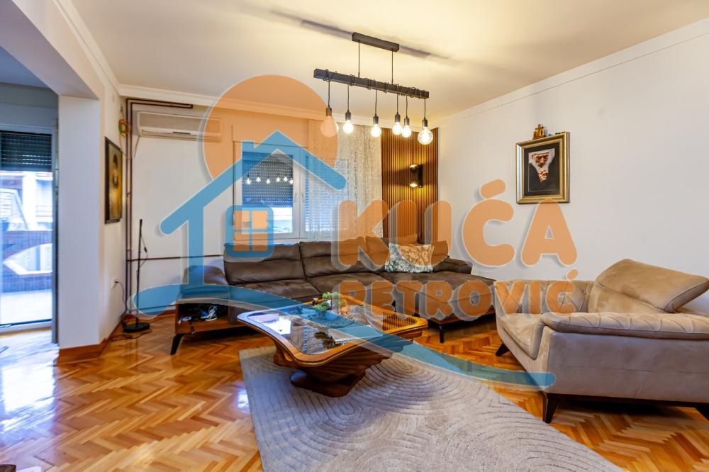 Slika 2 - Petra Aranđelovića,  Kuća na prodaju, 244m2, 327.000€