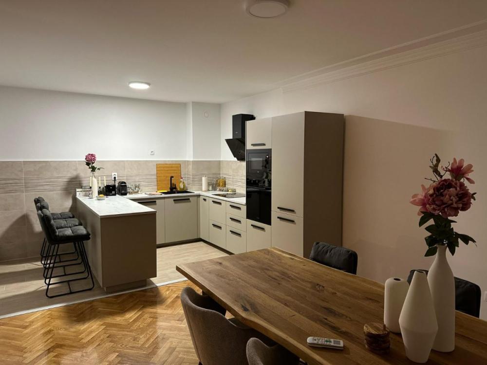 Slika 1 - Četvorosoban stan za izdavanje, 114m2, 1.100€