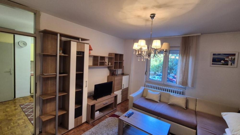 Glavna slika -Jednoiposoban stan za izdavanje, 42m2, 300€