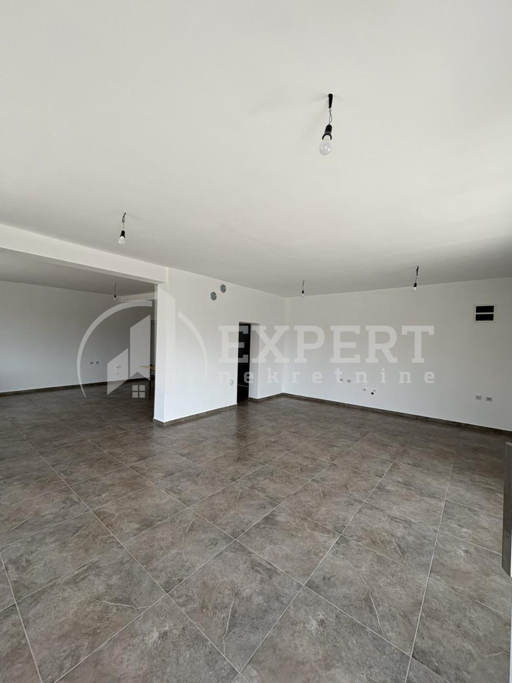 Slika 1 - Trg kralja Aleksandra Ujedinitelja,  Lokal za izdavanje, 130m2, 450€