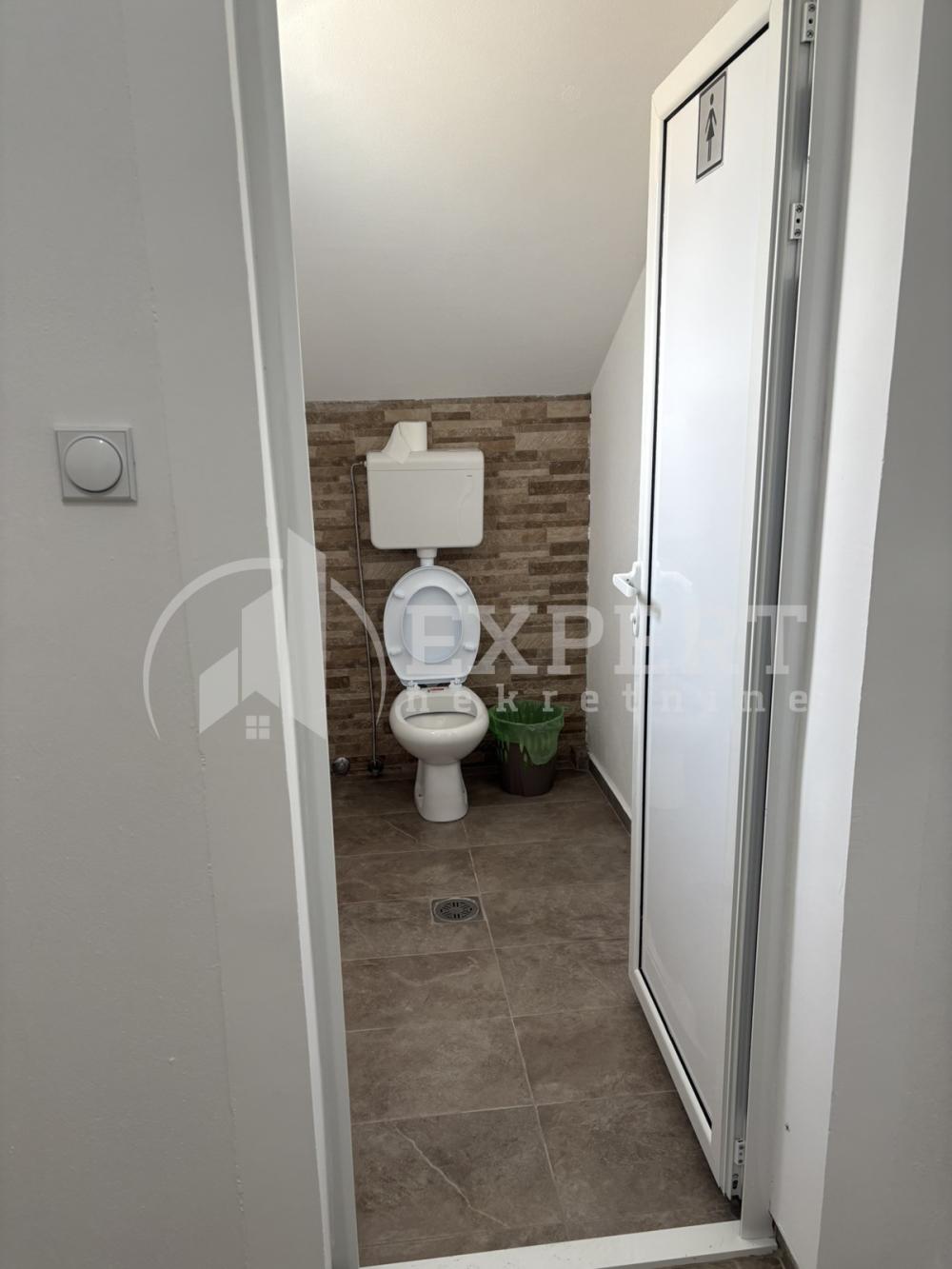 Slika 6 - Trg kralja Aleksandra Ujedinitelja,  Lokal za izdavanje, 130m2, 450€