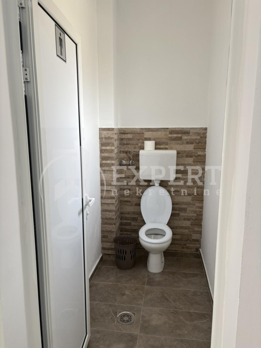 Slika 7 - Trg kralja Aleksandra Ujedinitelja,  Lokal za izdavanje, 130m2, 450€