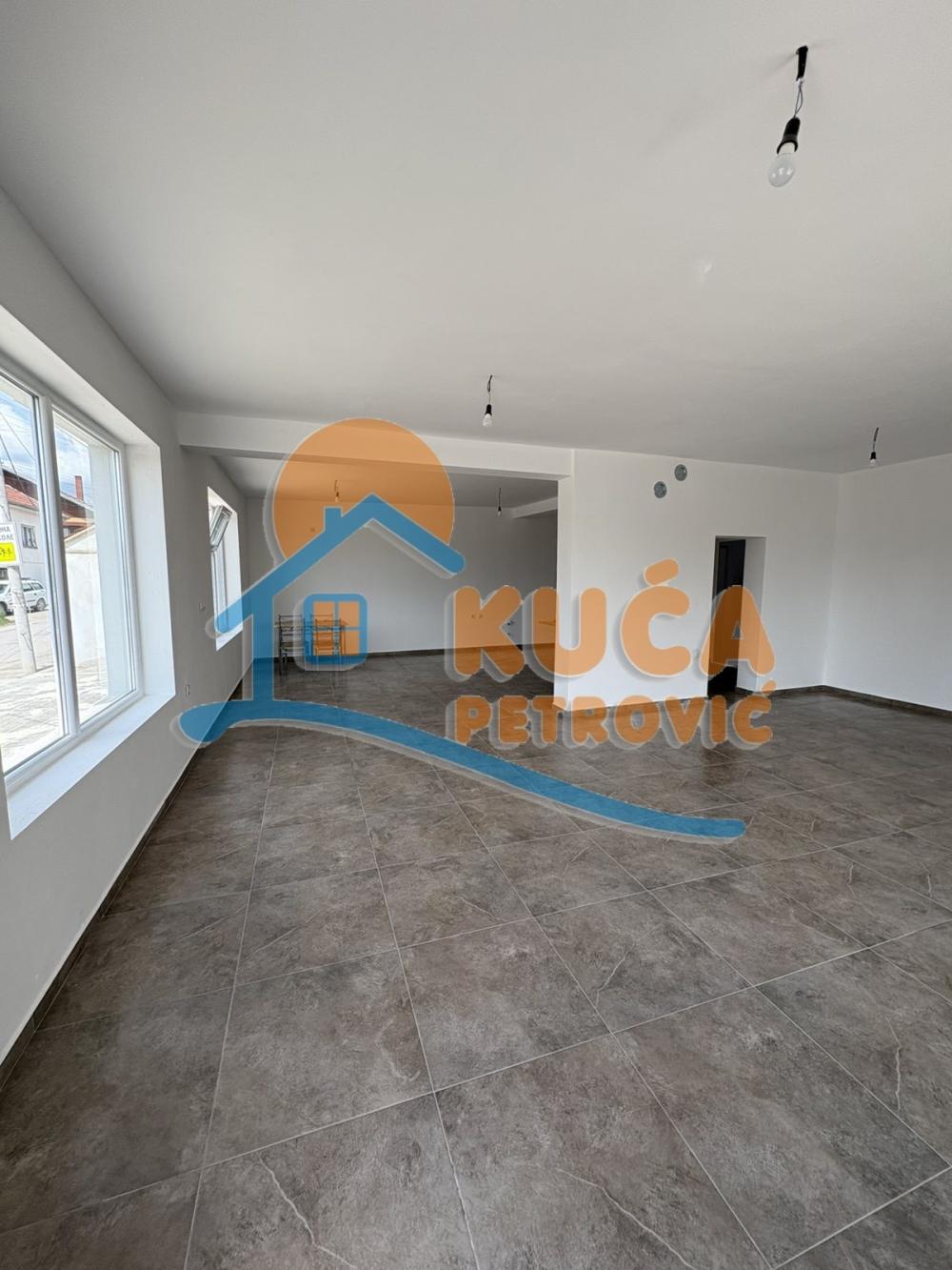 Slika 3 - Trg kralja Aleksandra Ujedinitelja,  Lokal za izdavanje, 130m2, 450€