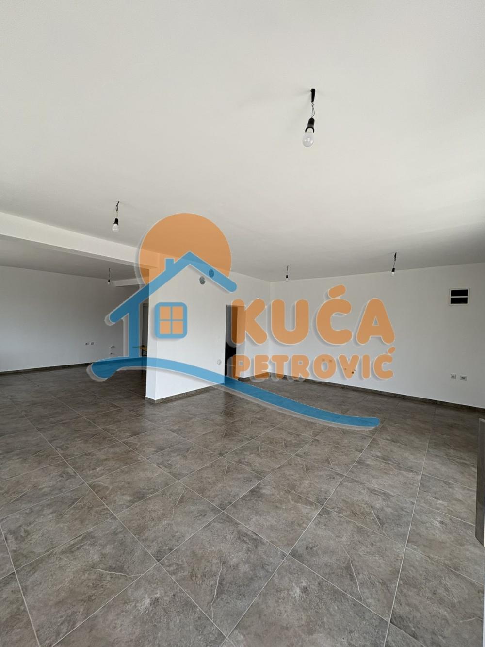 Slika 1 - Trg kralja Aleksandra Ujedinitelja,  Lokal za izdavanje, 130m2, 450€