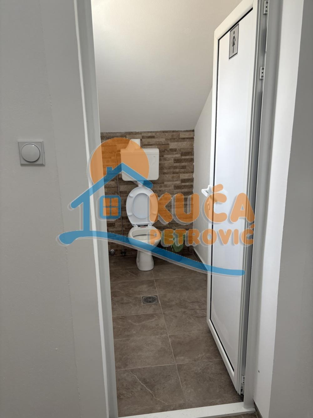 Slika 6 - Trg kralja Aleksandra Ujedinitelja,  Lokal za izdavanje, 130m2, 450€